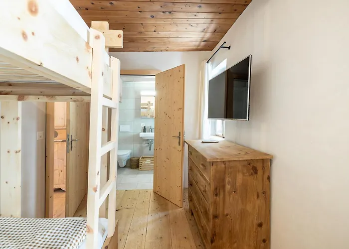 Konukevi Ustarea Spluga 3*